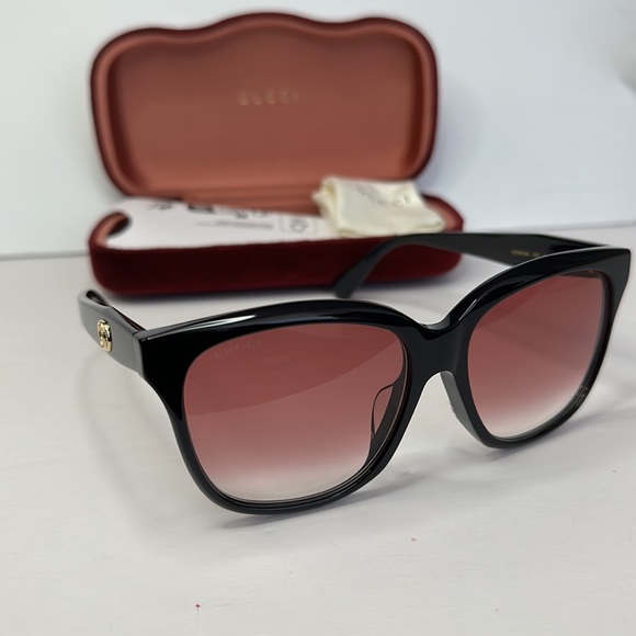 GUCCI GG0800SA 002 square Gucci sunglass comes black with red gradient lenses. - Picture 6 of 13